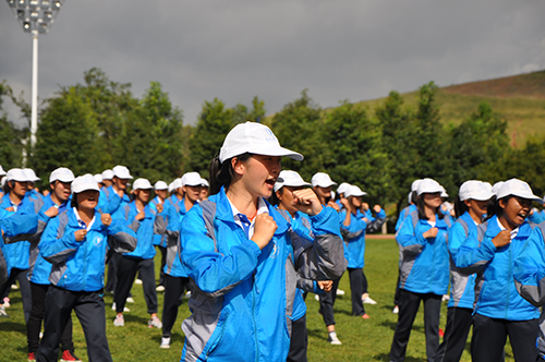云南经济管理学院安宁校区隆重举行2014级新生军训汇报表演暨开学典礼