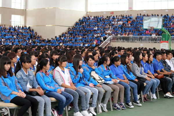 云南经济管理学院举办2014级“新生入学教育”讲座（海源校区）