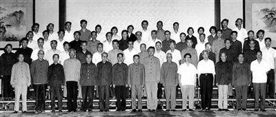 1977年教育工作座谈会后的合影，邓小平右侧为刘西尧，左侧为方毅，第三排左起第八人为查全性。
